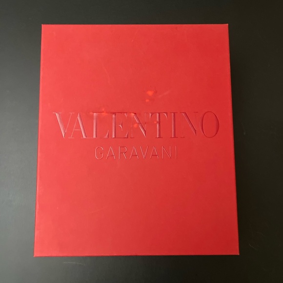 Valentino Garavani Rockstud T-Strap - Picture 9 of 10